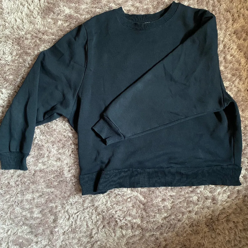 En super fin mörkblå sweatshirt från Kappahl i storlek S. Hoodies.