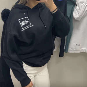 North face Hoodie  - Säljer en svart North face hoodie . Köpte nyligen , endast använd en gång 🤩