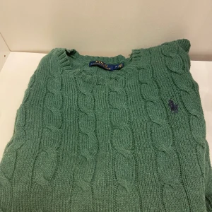 Ralph Lauran stickad - Säljer nu men helt oanvända stickade Ralph Lauran tröja! Skicket på tröjan är en enkel 10/10! Tröjan har dn väldigt snygg grön färg! Skriv för intresse! 