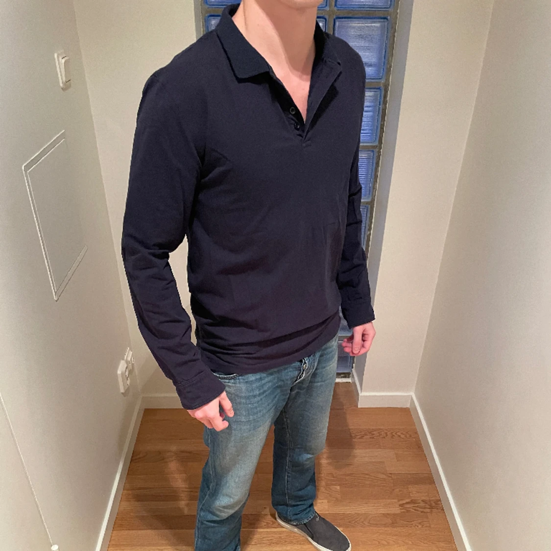 Marinblå kragtröja