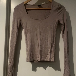 Beige långärmad - gina tricot - ✨beige långärmad från Gina tricot ✨slitsärmar ✨storlek XS ✨använd 3-5 gånger