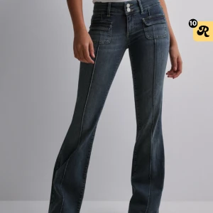 Lågmidjade jeans  - Lågmidjade jeans från Nelly💕passar mig som är ca 167 cm! Har ett litet hål vid en av hållarna till skärp men inget som man tänker på, finns en liten lös tråd💕 Hör av dig vid frågor💕 