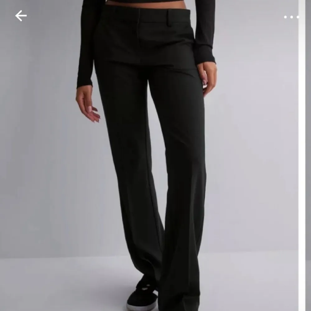 Fina låg midjade svarta kostymbyxor i storlek 42. Endast använda ett fåtal gånger💞. Jeans & Byxor.