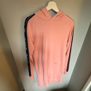 Mjukisklänning - Rosa mjukisklänning från gant🩷 Använd ett fåtal gånger💫 Väldigt bra skick 🌟 Storlek 176 🩷