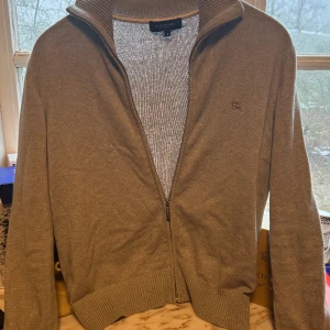 Burbarry Full Zip - Burbarry Full Zip Extremt najs och skön fullZip Storlek: L passar M 178+ Ny pris: (6000kr) Mitt pris: (649kr)