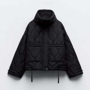 Quiltad jacka - Säljer denna super snygga quiltade jacka från Zara. Den är använd fåtal gånger och är i fint skick. Nypris 700kr, mitt pris 500kr💕