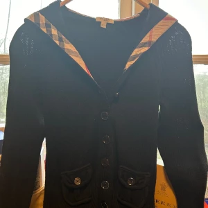 Burbarry hoodie - Burbarry hoodie/Kofta Super mysig känner sig som en högt uppsatt politiker. Ny pris: (ca3000kr) Mitt pris: (799kr) Storlek: S Condition:(7/10) 