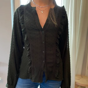 Söt grön blus❤️ - Jätte fin zara blus aldrig använd. I jätte bra skick perfekt till sommaren.😊