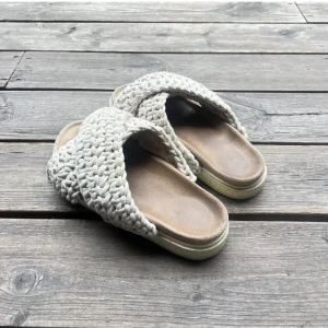 Inuikii sandaler  - Säljer ett par vita Inuikii tofflor i storlek 38. Favoritskor från vår till höst 🤍  Kan mötas i Stockholm 🌻