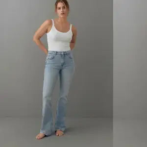 Säljer dessa jeans från gina. De heter full lenght flare och är storlek 34. De bara använda ett par gånger så de är fortfarande i jättebra skick!!💓