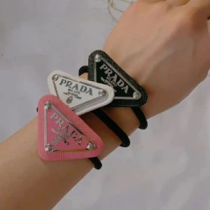 Prada hårsnoddar  - Tre styckna super fina prada hårsnoddar kan även köps enskild skriv till mig för mer bild och info ✨ 