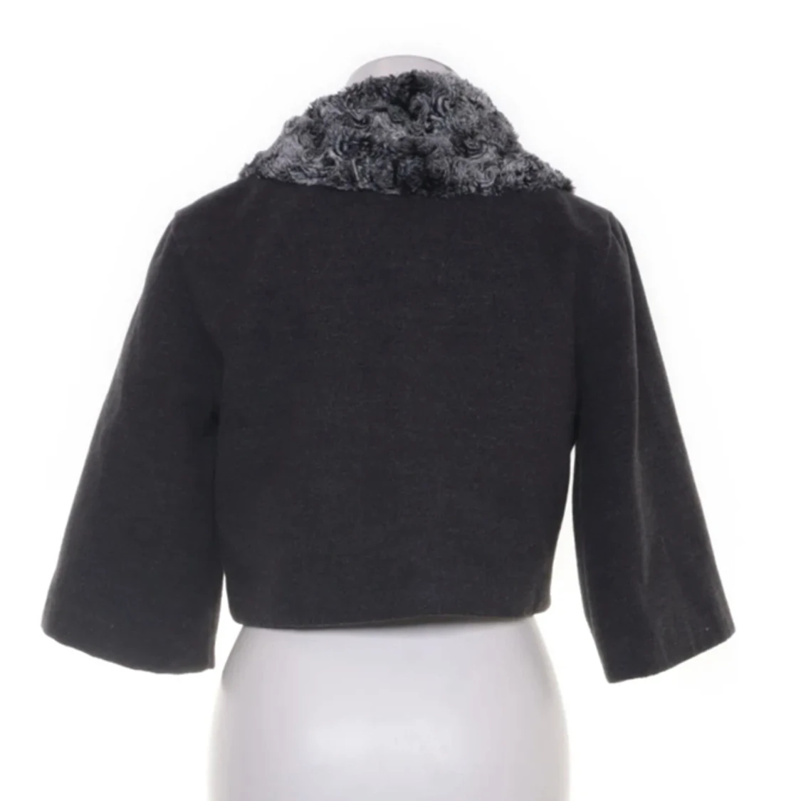 Säljer denna croppade kofta/jacka i mycket bra skick.  - 90