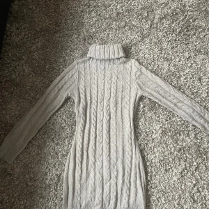 Stickad klänning❣️ - Superfin till kallare väder! Aldrig använd. Fint mönster i grått. Fin passform❣️ (köpt på shein)