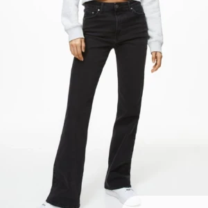 Svart bootcut jeans  - Mid waist jeans. Sitter fint. Bra passform. Inte urtvättade och är i mycket bra skick. Vid frågor kontakta mig. 