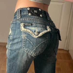 (9) SÅ FINA Miss me jeans! Midjemått tvärs över: 42cm. Innerbenslängd: 86cm. Bootcut Bredd: 21cm. Modell: Boot❤️ 