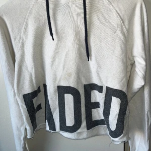Hoodie  - Finns några fläckar men annars inget fel 