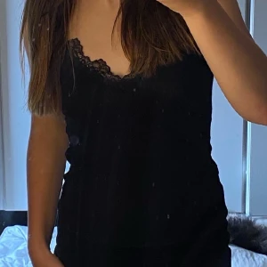 Svart linne - Svart enkelt linne. Lite urtvättad. Bra skick. Vid frågor kontakta mig. 