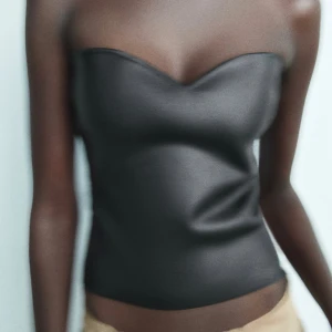 Super cool topp från zara - Säljer denna super coola och snygga toppen från zara då denne j kommer till användning, skcika privat för fler bilder på den!!