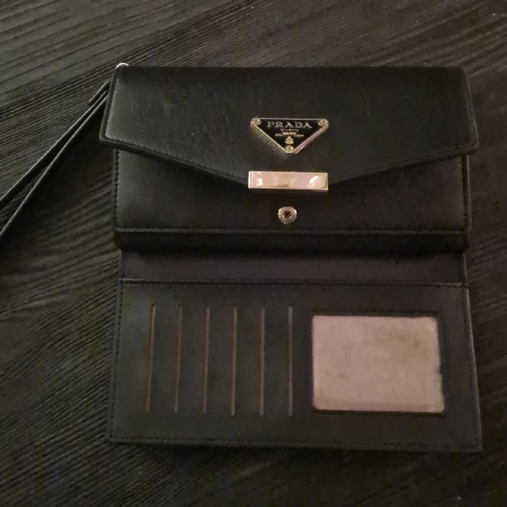 Helt ny prada plånbok. Aldrig använd skulle köpa den till min kompis som inte ville ha den.. Accessoarer.