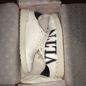 Valentino Garvani skor  - Tja säljer nu dessa Valentino garvani skor | Köpta från Minto | Nypris 7000 | Ingår box, snöre och dustbag | Skick 8,5/10, lite blåa vid insida häl | Hör av er vid frågor eller funderingar | Skickas spårbart via Postnord 