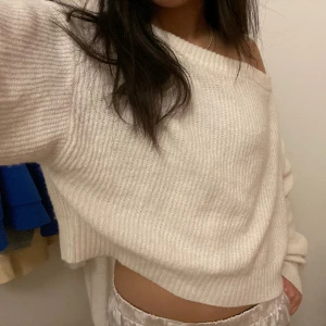 Vit stickad off-shoulder tröja  - KLICKA INTE KÖP NU!!!⚠️ Säljer en vit stickad off-shoulder tröja som jag har använt en gång💕Väldig luftig så passar perfekt till våren och sommaren! Rätt så strechig så skulle passa S-L😽 Kan mötas i Malmö och om ni har frågor skriv bara!💞