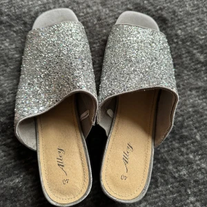 Festskor  - Festskor med klack 👡 Använda 1 gång 🌟 Bra skick och väldigt bekväma 🌟 Storlek 40🩷