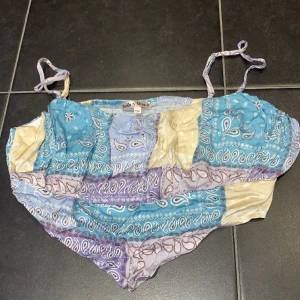 Gulligt linne - Ett otroligt fint Linne i storlek L. Är dock mindre i storlek så passar mer en S, absolut högst M 