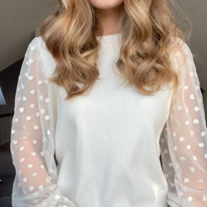 Fin blus från zara - Säljer denna fina blusen från zara. Barnstorlek men motsvarar storlek S. Ord pris 500kr. 