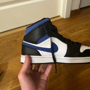Nike jordan Mid racer blue storlek 43 - Jätte fina jordan Mid racer blue storlek 43  Skolåda följer med.  Köpta på restocks  Fråga om mer bilder så löser jag  Nypris just nu ligger på 4k   bra skick Lite creasade på ena skon annars är dem väldigt bra skick