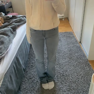 Lågmidjade jeans - Lågmidjade utsvängda gråa jeans från Espirt! Nypris 900kr Ungefär som storlek 36