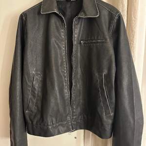 Vintage-stil fake skinn jacka från HM🙌🏻 Helt oanvänd men inga lappar kvar, helt slutsåld överallt sedan länge tillbaka !!☝🏼 nypris 500