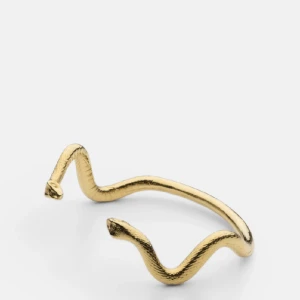 Armband Snake - Köpt för två 2 år sedan, aldrig använd.  BRAND Skultuna 1607 MATERIAL Gold plated 316L high grade steel MÅTT Select size for recommended wrist measurement ARTIKELNR 1216-S