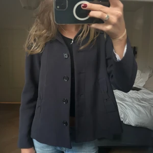 Kappa - Säljer denna marinblå jackan/kappan. Svarta knappar och söta rosett detaljer på fickorna🫶🏻