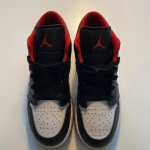 Jordan 1 low - Säljer mitt par jordan 1 low.  Endast använda fåtal gånger. Skicket skulle jag säga är 7,5/10  Köparen får med ett par chris skydd som passar till skorna 👟