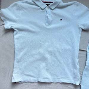 Tommy Hilfiger  - Ett par shorts och piké t-shirt. Sorleken på sjortsen är en storlek större än t-shirt(på shortsen är 164 pch på t-shirt är 152) så om du är 150-156 kommer det att passa dig 