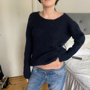 Stickad tröja - Så najs stickad tröja från Cos i mörk blå färg! Lite längre i modellen 