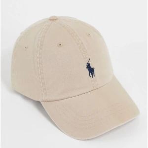 Oanvänt | Ralph Lauren I Beige - Säljer flera oöppnade Polo Ralph Lauren Kepsar.  Denär kvar i sin förpackning och etiketten sitter kvar.  Butik pris 699-800kr  Asos: https://www.asos.com/se/polo-ralph-lauren/polo-ralph-lauren-beige-baseballkeps-med-logga/prd/ 202383029?ctaRef=my+or
