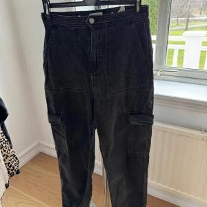 Raka cargo jeans - Raka cargo jeans. Köpt för 800kr på weekday. Köpte dom till en tema fest. 