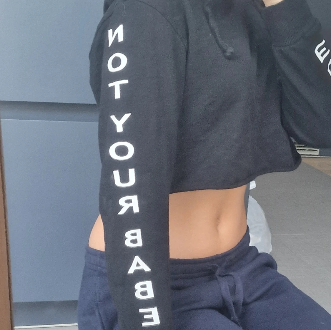 svart kort hoodie med print på armarna - 90