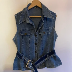 Jeansväst  - Vintage Jeans linne ifrån 2006-2007 helt ny och oanvänd skicket är 10/10. Storleken passar även M. 
