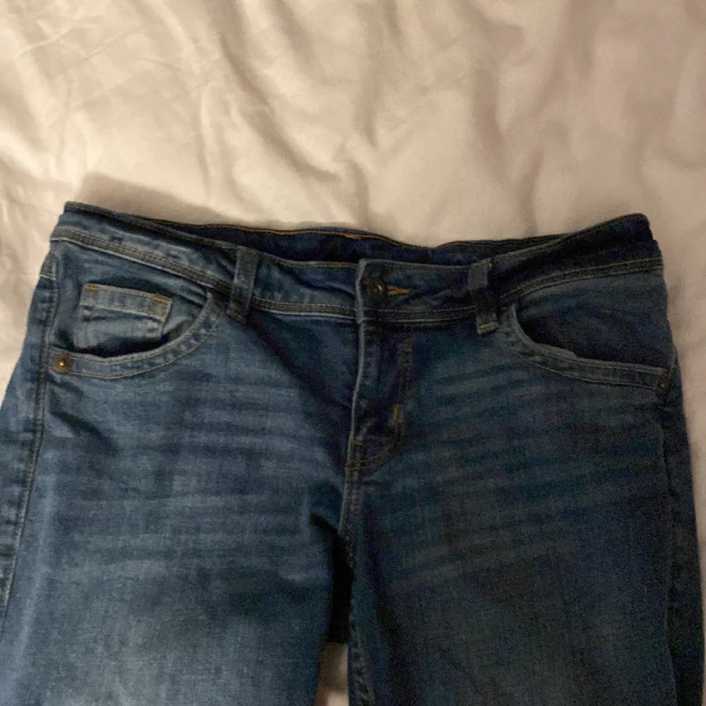 Storlek 42 haft ganska länge men nt använda eftersom dem passar inte i storleken . Jeans & Byxor.