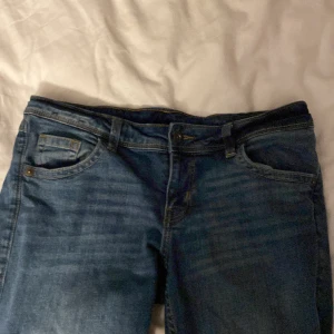 Lågmidjade bootcut jeans - Storlek 42 haft ganska länge men nt använda eftersom dem passar inte i storleken 