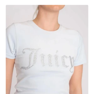 Juicy t shirt  - Säljer denna juice cotoure t shirten som är slutsåld i nyskick och med alla stenar kvar! Storleken är S men passar även Xs. Nypris: 550kr Mitt pris: 150kr