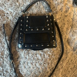 Väska med nitar - Snygg väska med nitar från zara. Har defekter, trådar som hänger ut från handtaget och rostat på vissa ställen. Skriv för fler bilder 💕