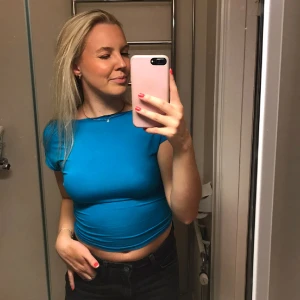 Topp med öppen rygg - Blå topp med djup rygg, använd 1 gång