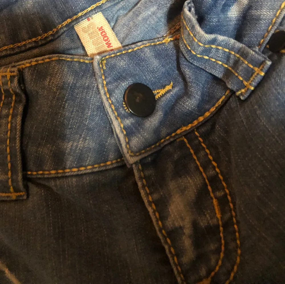 Ett par super fina vintage ljusblå jeans med gula sömmar från vero moda. När jag fick hem dem var dem tyvärr försmå 💔straight leg med en liten flare. står st 29 men uppskattad 26.❤️🌸 Midja : 32 cm ingen stretch … Innerlängd 72 cm🫶🏻💌. Jeans & Byxor.