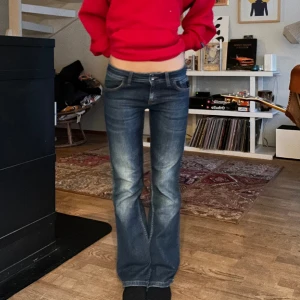 Lågmidjade bootcut jeans  - Lågmidjade bootcut jeans. Midjemått 36 cm, innerbenslängd 74 cm. Tryck på köp nu om du vill köpa ❤️‍🔥