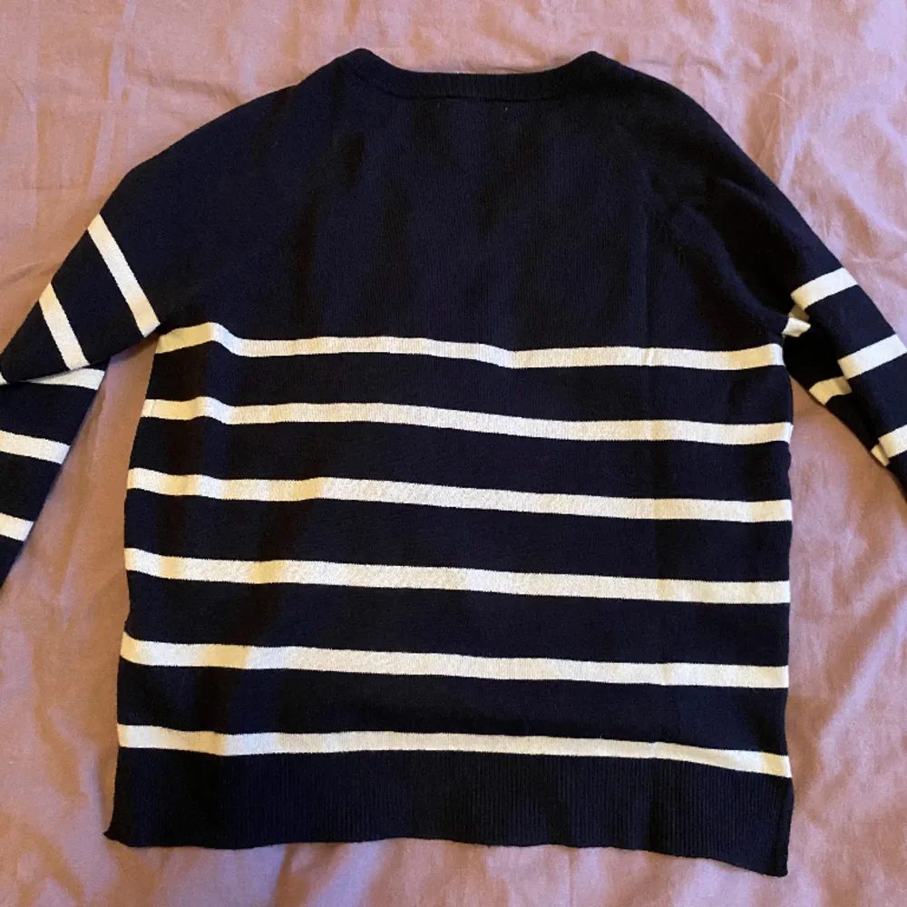 Säljer denna jättefina lite tunnare v-ringade stickade tröjan från Primark! Perfekt till sommaren 🥰 Köpte i London för ca 150kr! Kontakta för fler bilder!!. Stickat.