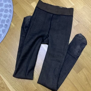 Tights - Tights som är perfekta till vintern eller kalla dagar, mjuka och varma. Ser ut som de är genomskinliga utanför 🌸 Små i storleken, passar xs och s. Använda en gång.