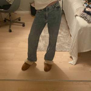 Säljer ljusblåa baggy jeans!💗 Jeansen är midwaist men kan dras ner så de blir lowwaist💙 Byxorna är i super bra skick!
